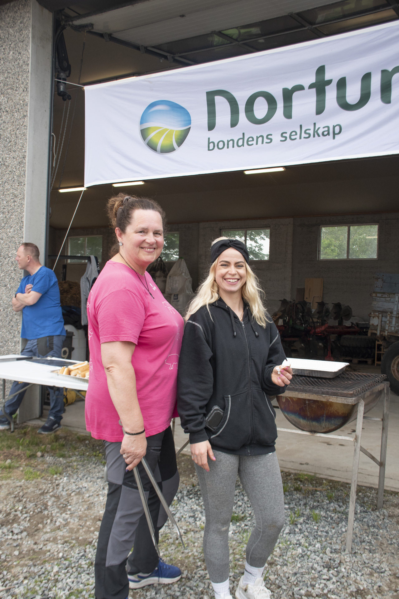 Stolt Norturaeigar: Karin Fulgestad og Frode Hetland (bak) stiller opp når ungdommen treng hjelp.