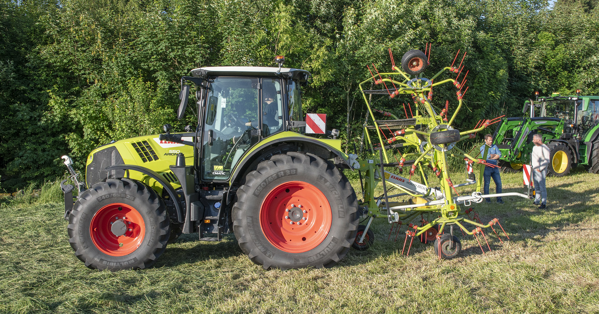 Grassnop: Fleire aktørar synte fram haustemaskinar og –utstyr på Grasmarkdagen på Haugalandet. Her frå Velde Maskin med ei Claas Volto 800 spreierive.