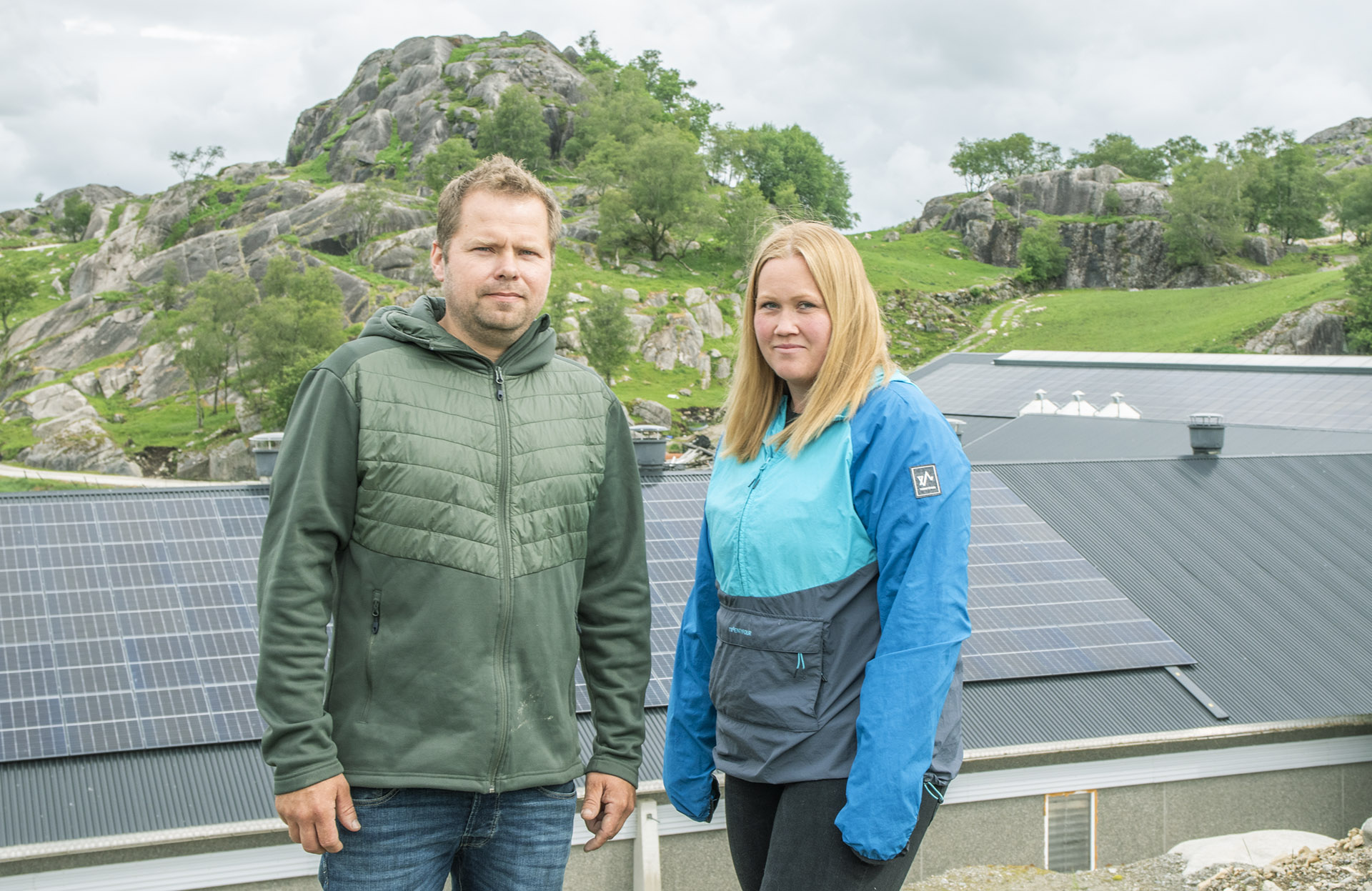 Soltak: Eirin og Kai Inge Skjæveland med soltaka i bakgrunnen. Kraftproduksjonen med batterilagring gir stor fleksibilitet og mange moglegheiter. Dei mørkaste vintermånadane gjer at dei må kjøpa noko straum og bruka noko gass. Med ei gardsvindmølle i tillegg, hadde garden vore heilt sjølvforsynt med kraft, i følgje Kverneland Energi.