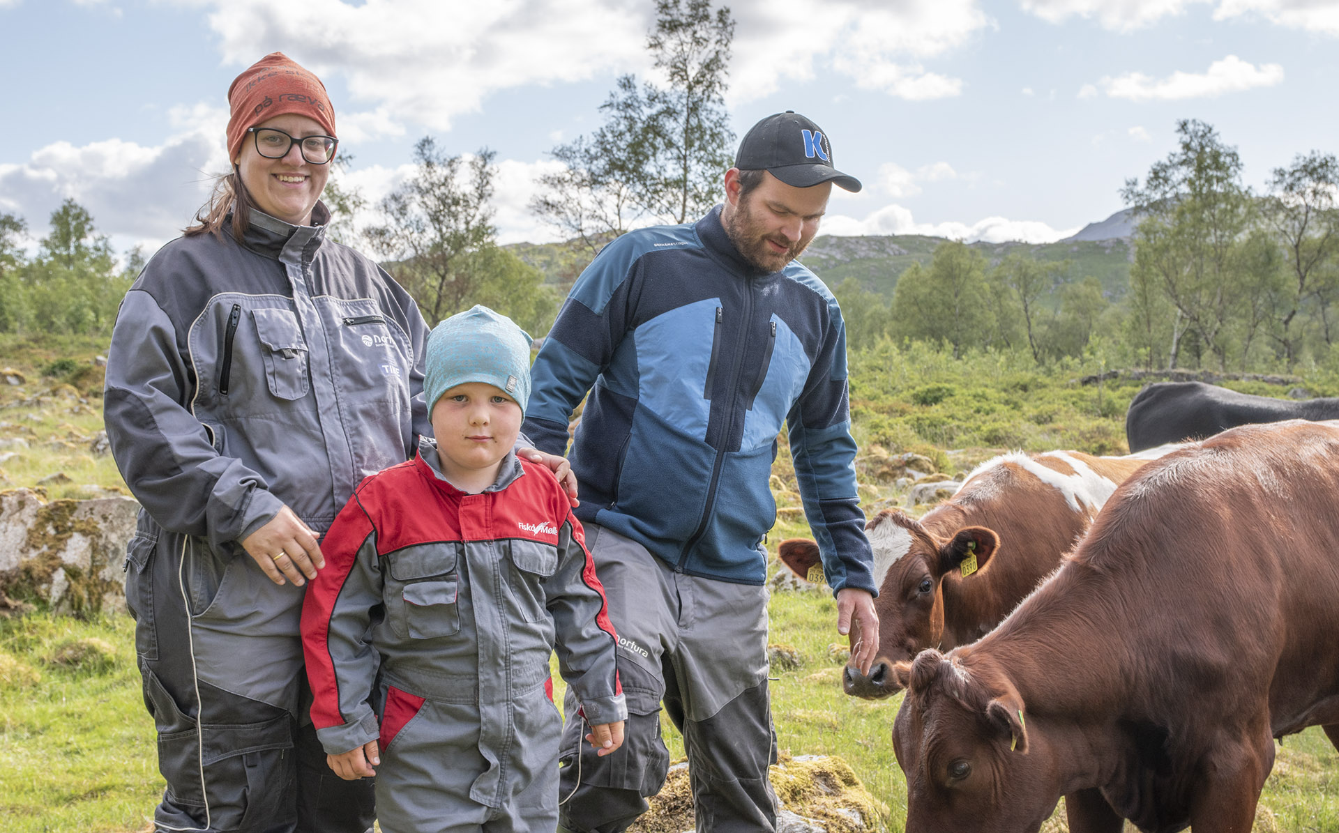 Markatur: Tur i marka for å sjå til ungdyr og sauer høyrer til kvardagsrutinane i sommarhalvåret. Svein Torvald (5) blir skulegut til hausten.