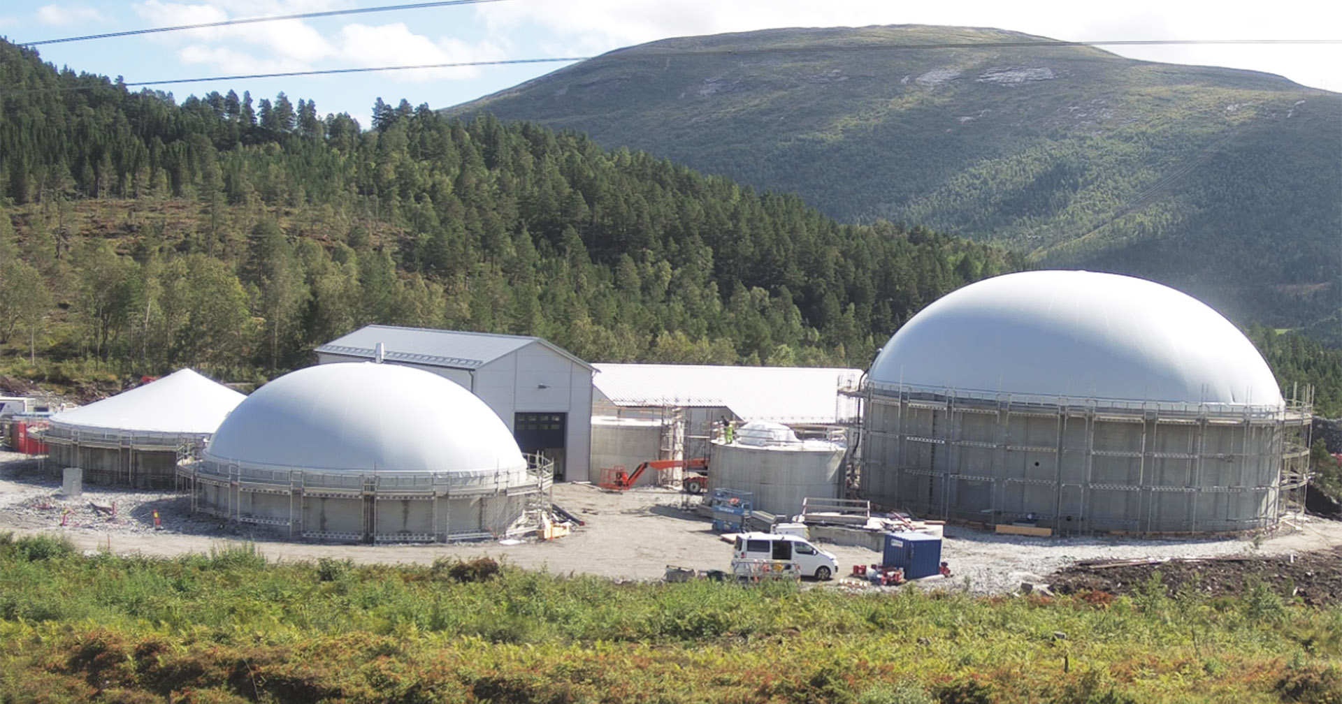 Alle som ein: Havila sitt biogassanlegg på Nesset utanfor Molde skal produsera biogass frå september av. Anleggsdesignet, subtratmiksen, prosessen og bioresten vil vera likt på alle Havila sine anlegg. Straumlinjeforminga gjer at ein kan planlegga og setja i verk svært raskt, hevdar Havila. Foto: Havila