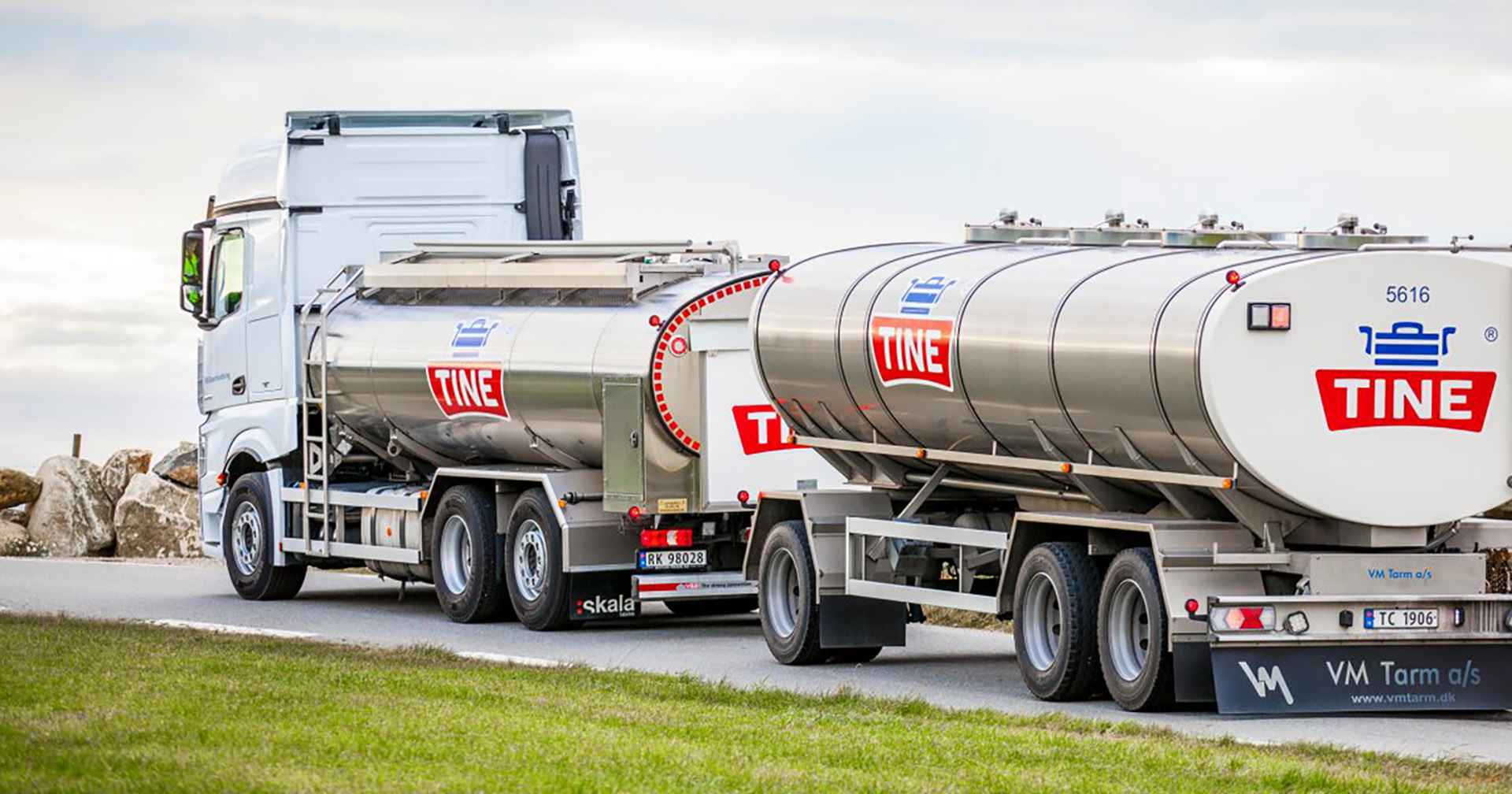 Litt travlare: Tankbilane til Tine får også nokre nye stopp. - Spennande. Spesielt i ei tid kor mange vel å slutte med mjølk, seier Svein Egil Skartveit i Tine. Foto: Tine