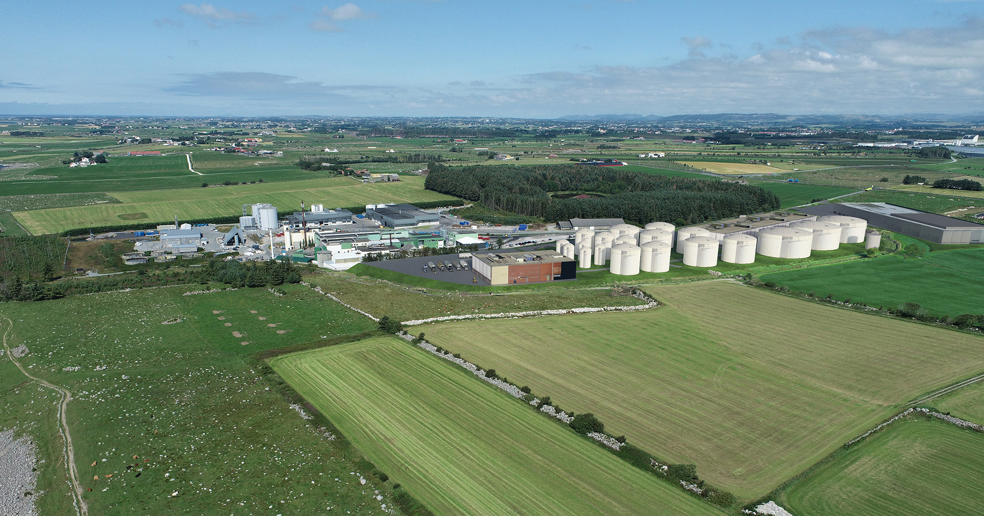 Storskala: Slik ser Bio Jæren føre seg at biogass-og gjødselfrabrikken deira på Grødaland i Hå kommune skal sjå ut. Anlegget vil dekka om lag 70 mål og vera godt synleg frå R44. LNF-området vart 5.september regulert til plasskrevjande næringar som avfallshandtering, handsaming av avfallsprodukt og energi-/biogassanlegg, samt kommunalteknisk reinseanlegg for avlaups- og overvatn. Illlustrasjon: Bio Jæren / Prosjektil