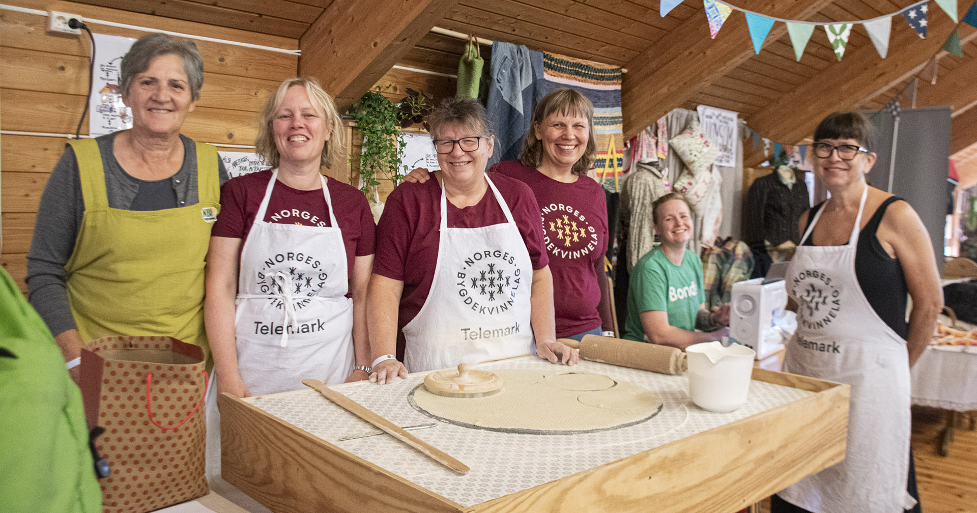 Kreative bygdekvinner: Telemark Bygdekvinnelag har lang tradisjon med stand på Dyrsku’n. Her representert ved: F.v. Laila Glittenberg Moen, Hanne Gudveig Stærk, Anne Grethe Hegnastykket, Helle Berger, Silje Hegnastykket og Marianne Stenstav.