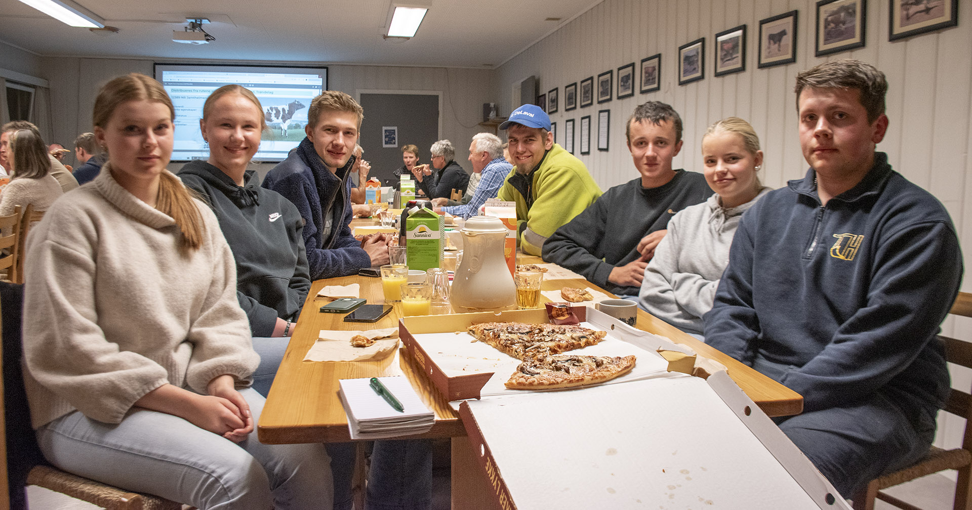 Vil inn: F.v. Malin Indrehus Andreassen, Sara Solgård Mellingen, Olav Hognestad Lea, Andreas Moi, Vetle Kvinen, Stine Aarsland Nodland og Marcelius Mydland er på Geno-møte for å læra. Dei drøymer om eit liv som bonde, men veit at marknaden for å kjøpe eigen gard,<br />
utan odel, er tøff.