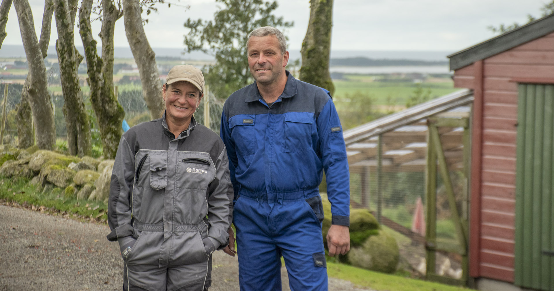 Statleg ansvar: Åslaug Årsland Grude og Lars Kristian Grude ønsker at staten igjen innfører eit mål for økologisk landbruk, slik våre naboland har gjort. – Det forpliktar. Økologisk landbruk handlar ikkje om korleis kvar og ein av oss ønsker å drive. Det er beredskap, seier dei.