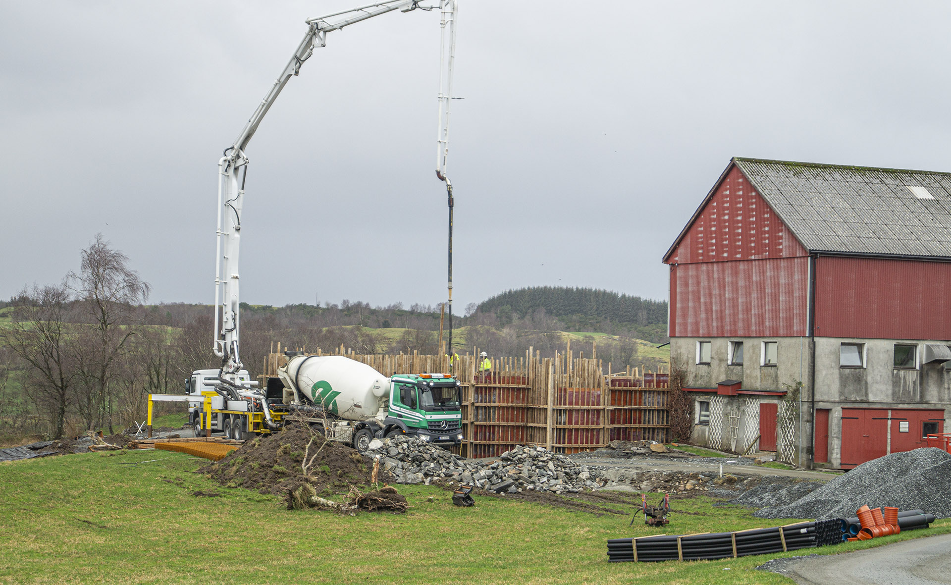 Nybygg: Statusen og haldningane til bondeyrket bidreg saman med det gode produksjonsmiljøet til optimisme og framtidstru i Sør-Vest, meiner Morten Malmin i SpareBank 1 Sør-Norge. Her blir murane til eit mjølkefjøs-påbygg støypte. Illustrasjonsbiletet er frå Bondevennen sitt arkiv.