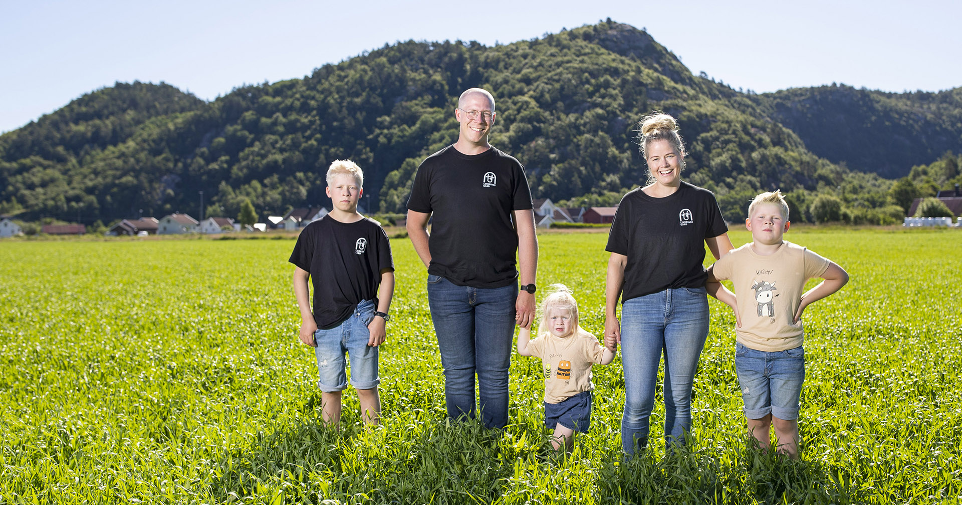 Familien Nystøl Simonsen: Frå venstre: Brage Tobias, Simon André, Lea Marie, Jannike og Isak André. Jannike er styremedlem i Felleskjøpet Rogaland Agder. Foto: Privat.