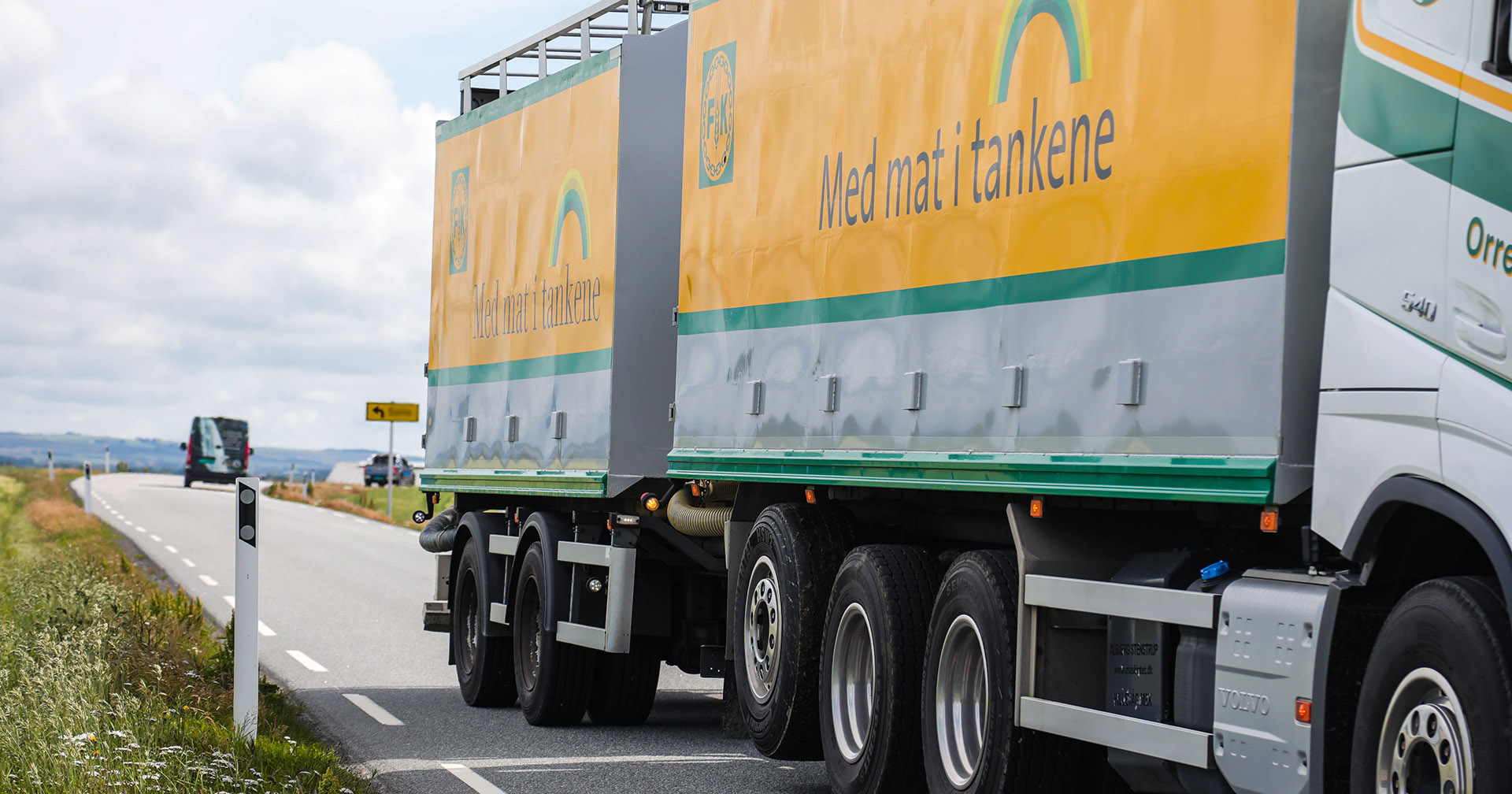 Sikrar drift: Det er svært gode grunnar til at små bruk i distriktet nyttar høgare kraftfôrprosent, meiner leiaren i Rogaland Bondelag. Foto: FKRA