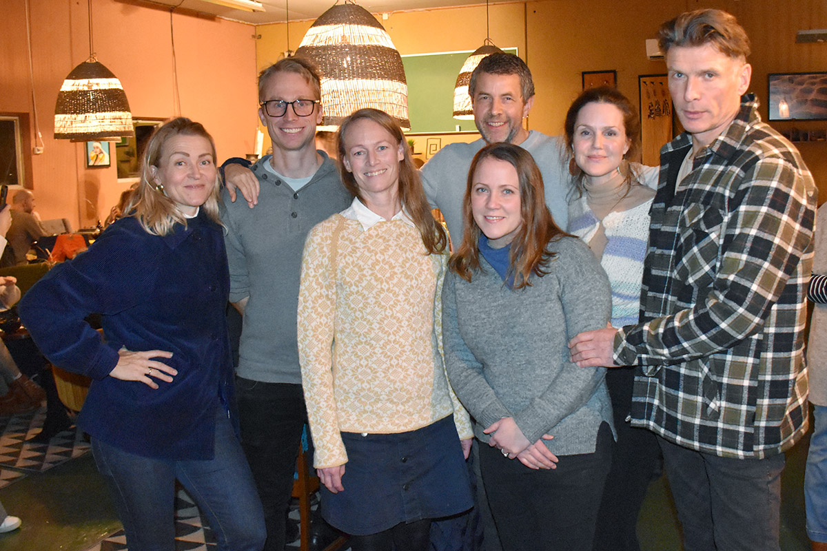 Jorddøgnarane’: Arrangørane av festivalen. F.v. Bothild Å. Nordsletten, Peter Franz Strassegger, Inger Størseth Haarr, Gudmund Edland, Íris Elísa (framme), Lillian Utne og Torvald Hadland.  Foto: Ingve Gilje