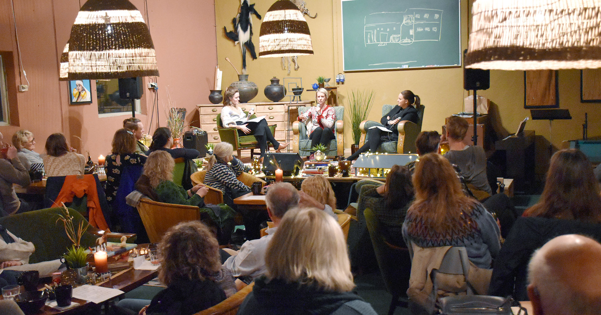 Lokal forankring: Fullt med bønder og andre kulturfolk i maskinhus på Lyngen gard, under første kveld av Jorddøgn-festivalen. Kva er «jærsk kultur», var eit av mange tema. På scena, f.v. ordstyrar Lillian Utne, stortingsrepresentant Ingri Fiskaa (SV) og distriktssjef i NRK Cecilie Berntsen Jåsund. Lyngen gard blir driven av festivalmedarrangør og tidlegare Bondevennen-spaltist Gudmund Edland, og kona Silje Edland. Foto: Bothild Å. Nordsletten