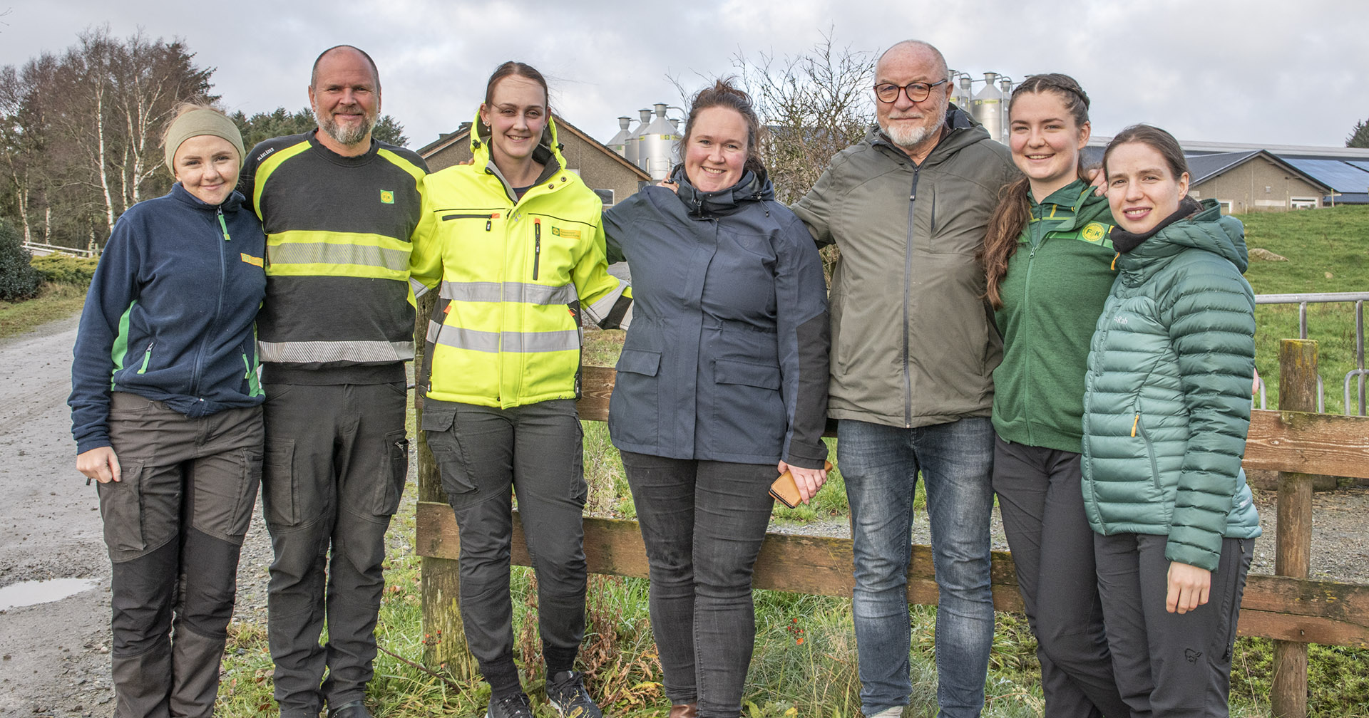 Forsøk: Formelfjøset i bakgrunnen og jordene rundt på Felleskjøpet sin forsøksgard på Klepp er åstad for ei rekke med forsøk. Frå venstre: Karina Sinnes, Jon Magne Sveinsvoll, Katrine Asheim, Martha Grøseth (Felleskjøpet Fôrutvikling), Aasne Aasland, Ingrid Søyland og Marie Stavnes Sletta (Felleskjøpet fôrutvikling).